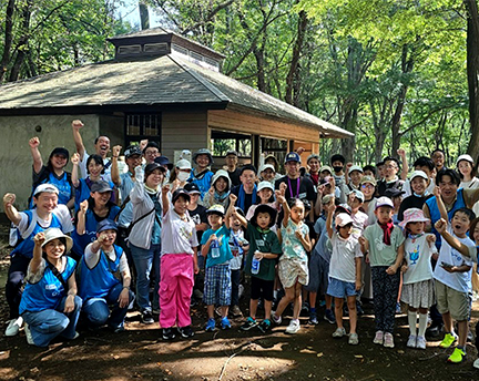 子どもたちと「防災のまなび」。避難指定公園で防災食づくりを体験。