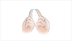上の奥歯 両手の人差し指で上向きにフロスを押さえます。