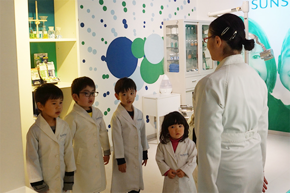 子どもに本格的な歯科医・歯科衛生士の体験機会を提供1