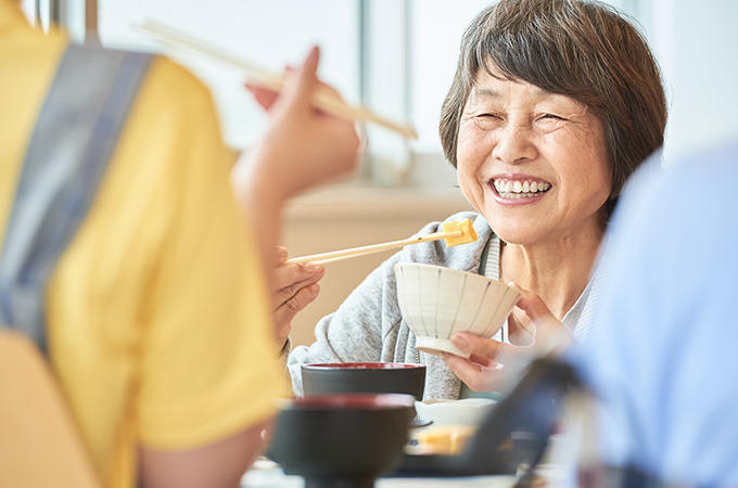 見逃さないで、お口の変化。「オーラルフレイル」と「口腔機能低下症」